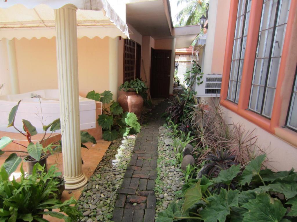 Chateau Del Mar Davao Stadt Exterior foto
